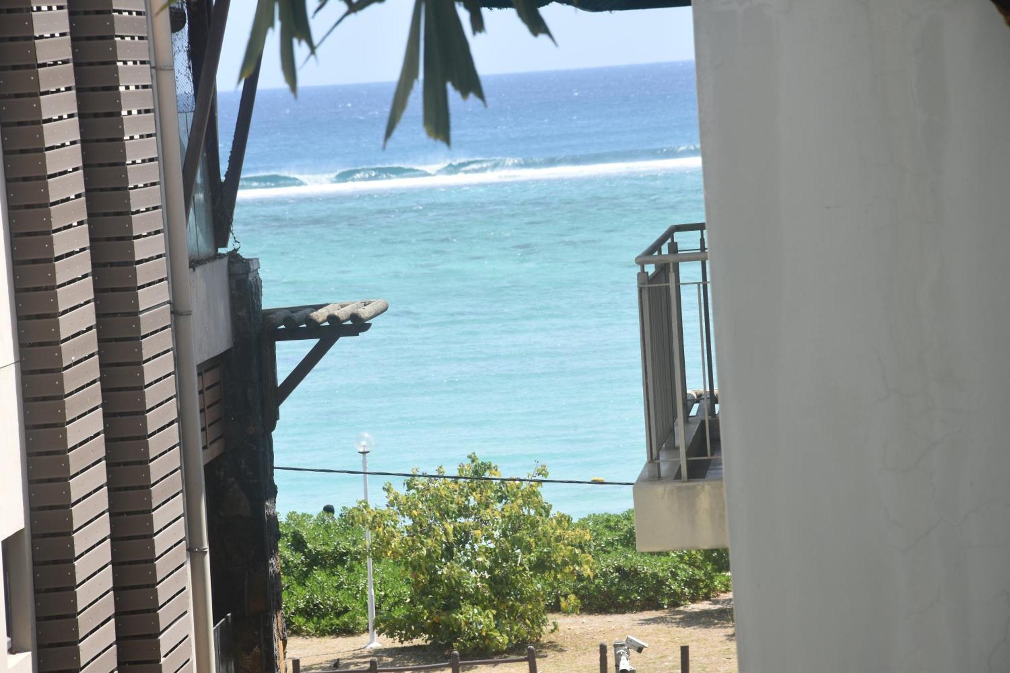 Blue Waves Beachfront Penthouse Flic en Flac Bagian luar foto