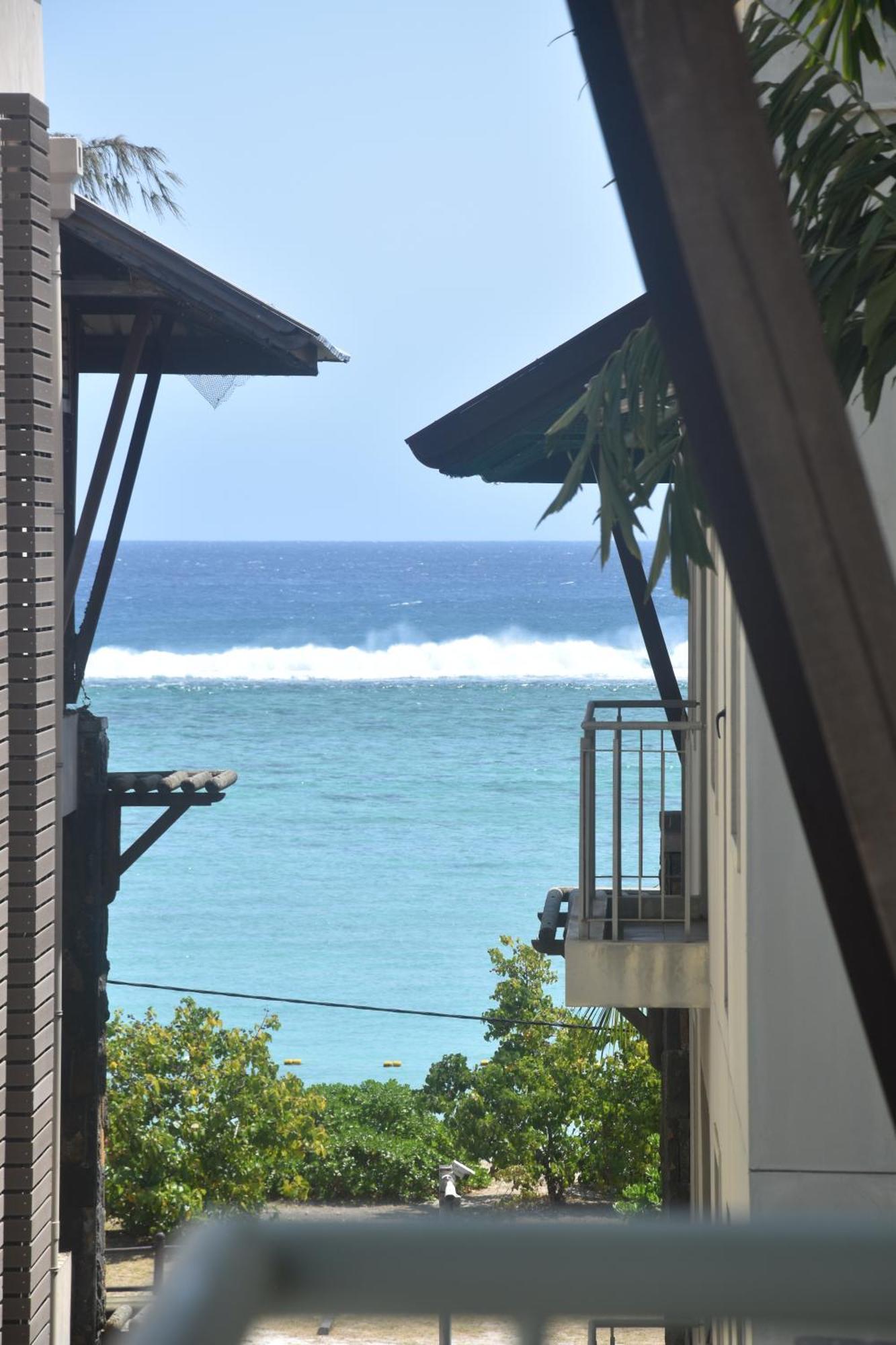 Blue Waves Beachfront Penthouse Flic en Flac Bagian luar foto