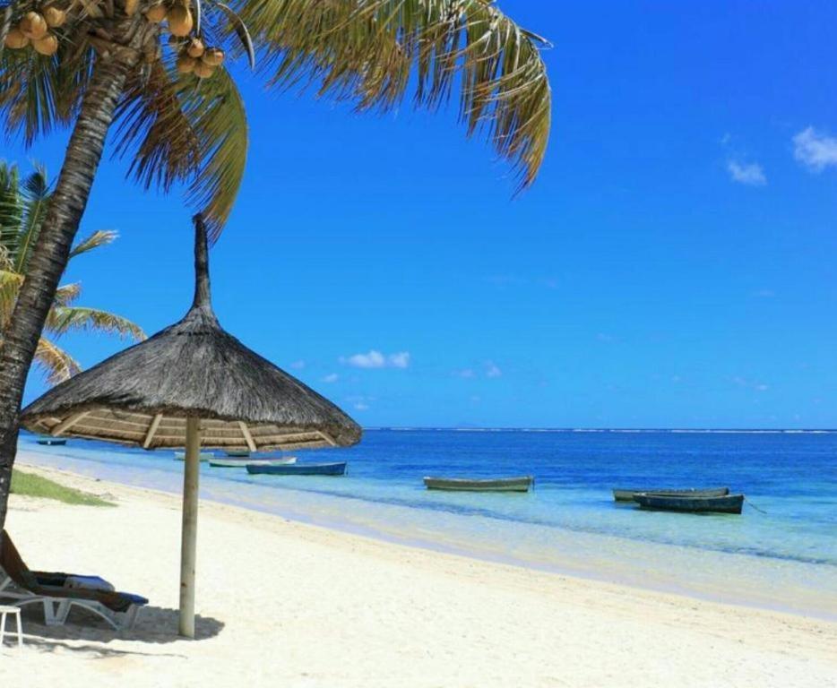 Blue Waves Beachfront Penthouse Flic en Flac Bagian luar foto